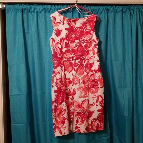 A floral dress - Picture 3 of 4